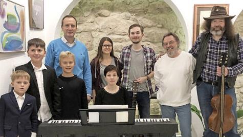 Die jungen Künstler und Hobbymusiker mit Galerieleiter Gerold Jakob (Zweiter von rechts) und Bürgermeister Michael Ziegler (Vierter von links) beim Herbst-Happening in der Galerie in Eltmann  Foto: Günther Geiling