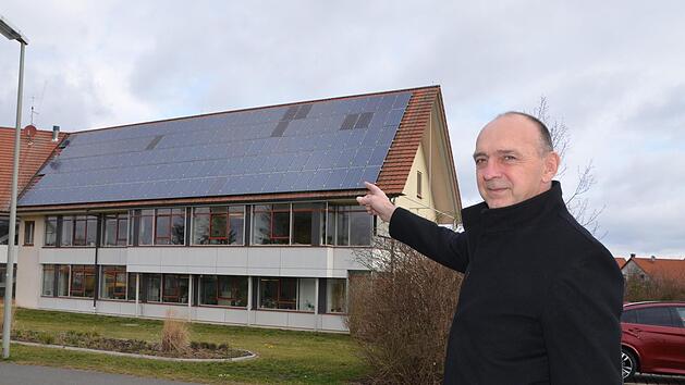 B&uuml;rgermeister Heinrich S&uuml;&szlig; deutet es an: Das Weisendorfer Rathaus hat die Sonne auf dem Dach, und das schon seit zehn Jahren.  Foto: Bernhard Panzer