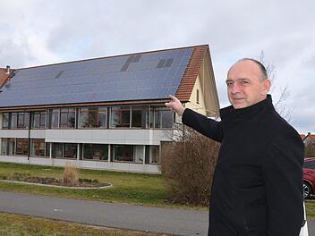Bürgermeister Heinrich Süß deutet es an: Das Weisendorfer Rathaus hat die Sonne auf dem Dach, und das schon seit zehn Jahren.  Foto: Bernhard Panzer