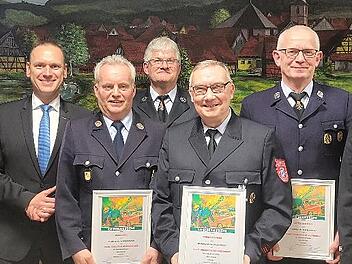 Ehrungen für 40 Jahre aktiven Feuerwehrdienst, von links: Zweiter Kommandant Frank Strietzel, Bürgermeister Mario Götz, Kommandant Elmar Sell, Roland Veth, Hubert Büchner, Dieter Heilmann und Kreisbrandmeister Torsten Büchner