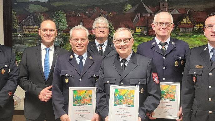 Ehrungen für 40 Jahre aktiven Feuerwehrdienst, von links: Zweiter Kommandant Frank Strietzel, Bürgermeister Mario Götz, Kommandant Elmar Sell, Roland Veth, Hubert Büchner, Dieter Heilmann und Kreisbrandmeister Torsten Büchner