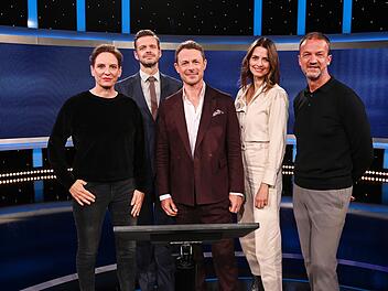 Stellen sich der öffentlichen Begutachtung ihres Fachwissens, von links: Okka Gundel, Florian Schröder, Moderator Alexander Bommes, Eva Padberg und Fredi Bobic.