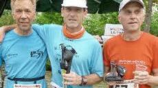 Günter Rockstroh aus Kauerndorf (rechts) gehörte beim Steinachtallauf zu den stärksten Nordic-Walkern. Er erreichte Platz 3; links daneben Stefan Geng (1.) und Peter Wenzel (2.).  Foto: Werner Reißaus