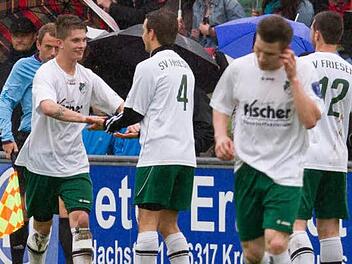 In der ersten Relegationsrunde traf MarcelLindner (links) sowohl gegen als auch in Trogen. Haben er und seine Mannschaftskameraden auch heute wieder Grund zum Jubeln? Foto: Heinrich Weiß