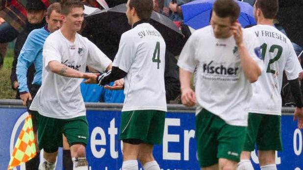 In der ersten Relegationsrunde traf MarcelLindner (links) sowohl gegen als auch in Trogen. Haben er und seine Mannschaftskameraden auch heute wieder Grund zum Jubeln? Foto: Heinrich Weiß