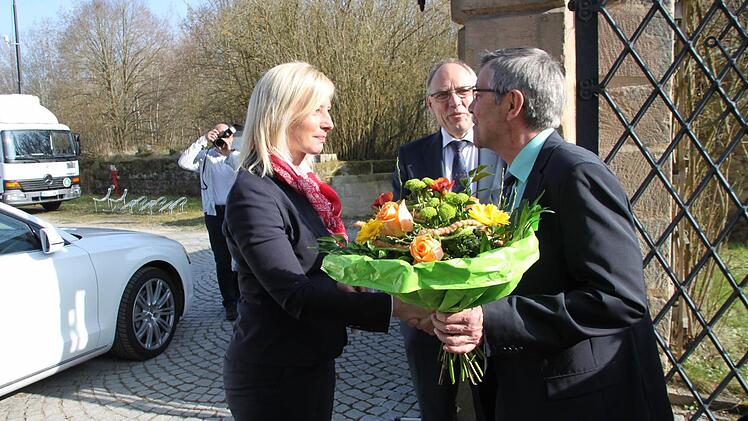 Bei der Ankunft gibt's Blumen für die Ministerin, überreicht vom LfU-Leiter in Steinenhausen, Klaus Buß; in der Mitte LfU-Präsident Claus Kumutat, Augsburg. Foto: Stephan Tiroch
