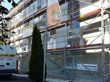 Das Gerüst ist bereits aufgestellt, die Umbauarbeiten haben begonnen. In den nächsten Wochen wird die Fassade des ehemaligen Gymnasiums hergerichtet. Foto: Rolf Pralle