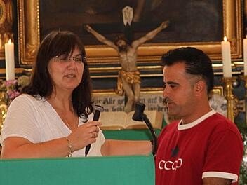 Gisela Hümmer aus dem Kirchenvorstand beim Interview mit Zen Aldeen Mahmoud aus Syrien.  Foto: Günther Geiling