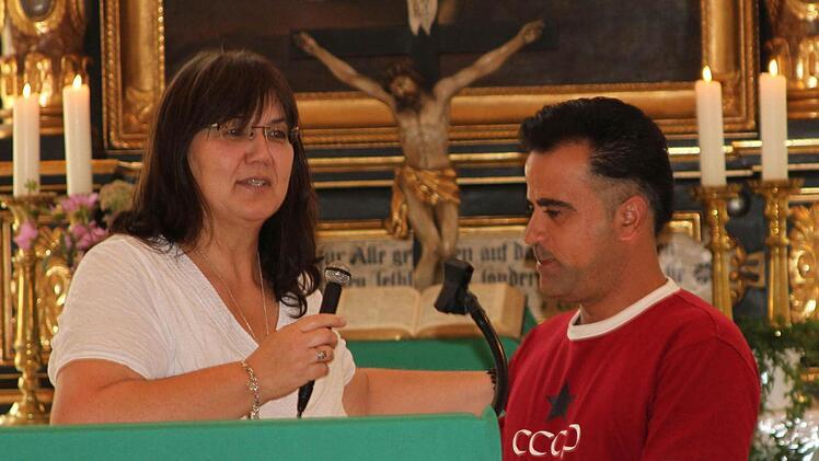 Gisela Hümmer aus dem Kirchenvorstand beim Interview mit Zen Aldeen Mahmoud aus Syrien.  Foto: Günther Geiling