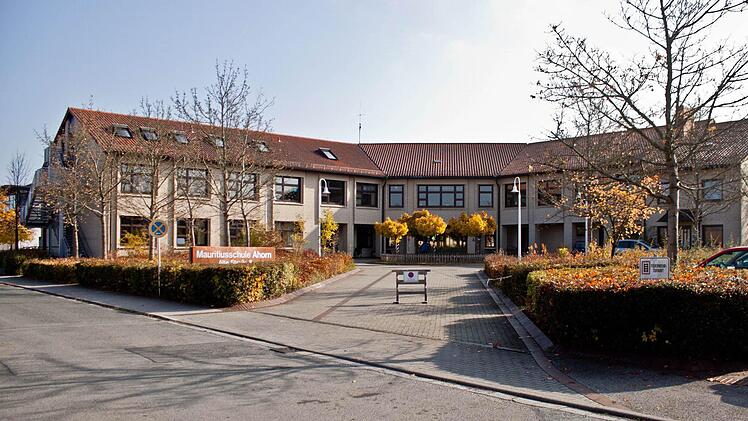 Ende der 1980er Jahr wurde die Mauritiusschule in Ahorn errichtet. In dem architektonisch klar gegliederten Gebäude werden in zwölf Klassen rund 100 Kinder unterrichtet. Foto: Jochen Berger
