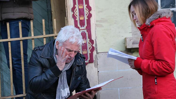 Dieter Villhauer und Elke Thomas proben eine Szene aus dem "Glöckner von Notre Dame". Foto: Heike Beudert