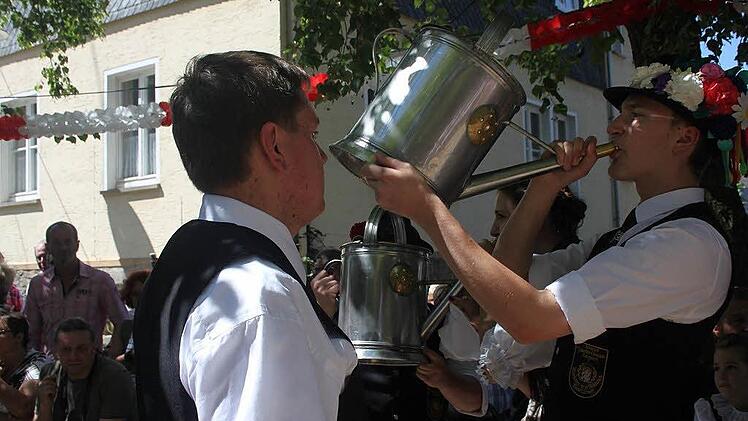 Wenn die Burschen aus der Gießkanne trinken  Foto: Veronika Schadeck