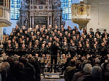 Ein beeindruckendes Konzert zum Totensonntag gestaltete der Coburger Bachchor unter Peter Stenglein in der Morizkirche. Foto: Jochen Berger
