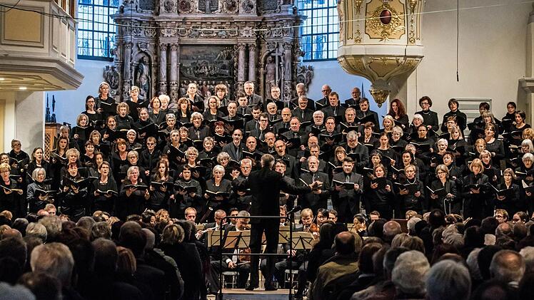 Ein beeindruckendes Konzert zum Totensonntag gestaltete der Coburger Bachchor unter Peter Stenglein in der Morizkirche. Foto: Jochen Berger