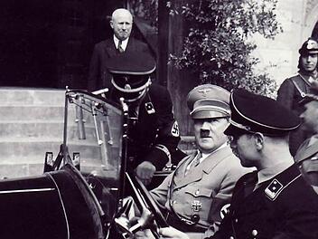 In den Jahren um 1933 ernannten tausende Gemeinden in Deutschland Hitler zum Ehrenbürger, was meist in Vergessenheit geriet. Archivare stoßen bei Recherchen meist zufällig auf die Urkunden.  Foto: Archiv/Harald Sandner