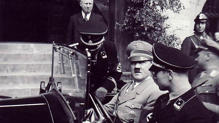 In den Jahren um 1933 ernannten tausende Gemeinden in Deutschland Hitler zum Ehrenbürger, was meist in Vergessenheit geriet. Archivare stoßen bei Recherchen meist zufällig auf die Urkunden.  Foto: Archiv/Harald Sandner