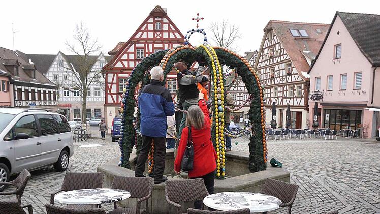 Aus dem Georgsbrunnen wird der Osterbrunnen.   Foto: Richard Sänger