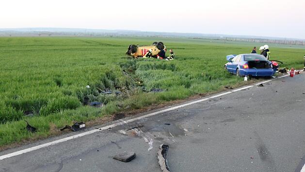 Einsatzkr&auml;fte der Polizei sichern die Unfallstelle auf der Bundesstra&szlig;e 185 zwischen Ballenstedt und Ermsleben. Bei einem schweren Autounfall sind zwei Frauen get&ouml;tet worden. Wie die Polizei mitteilte, geriet ein 24-J&auml;hriger am Freitagabend mit seinem Wagen in den Gegenverkehr und krachte frontal in das Fahrzeug der beiden Frauen. Foto: ./Polizei Sachsen-Anhalt/dpa