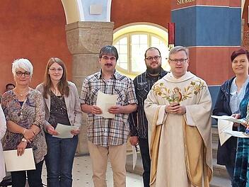 Im Gottesdienst zum Pfarrfest wurden in Adelsdorf die Pfarrgemeinderäte verabschiedet und begrüßt. Foto: jb