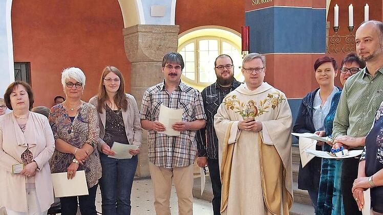 Im Gottesdienst zum Pfarrfest wurden in Adelsdorf die Pfarrgemeinderäte verabschiedet und begrüßt. Foto: jb