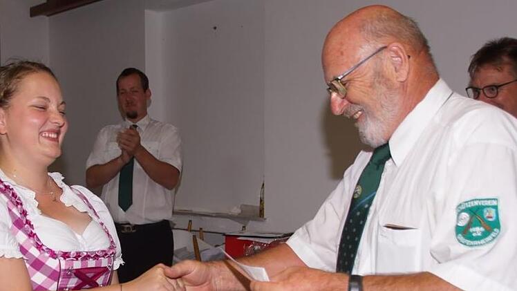 Gleich nach ihrem Vater konnte auch Lisa Sturm aus Unfinden die Gau-Königskette aus den Händen von Otto Iff entgegennehmen.Sabine Weinbeer