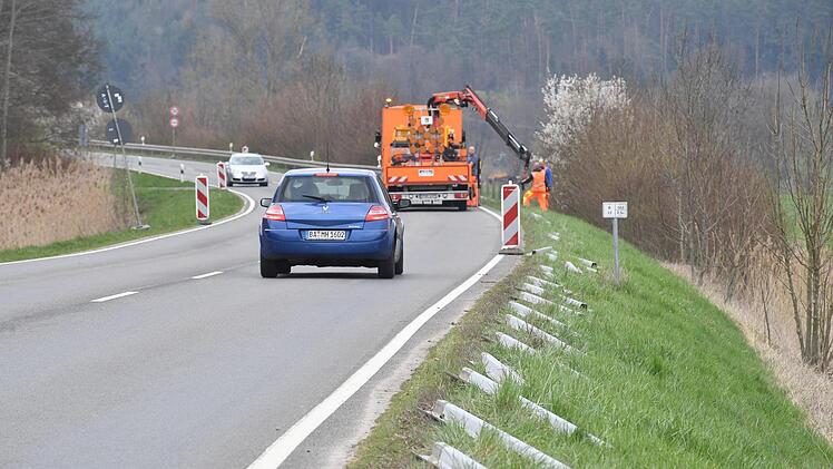 Nur Tempo 50 - weil Schutzplanken und Leitpfosten fehlen.