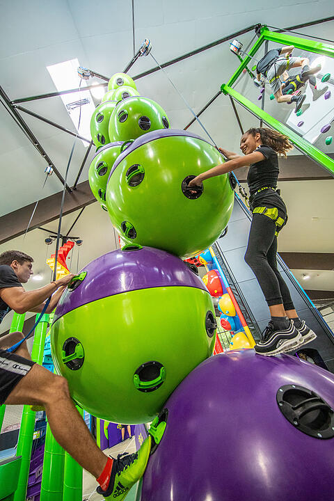 Trampolinhalle in Hof: Diese spektakulären Attraktionen gibt es im "Jump &amp; Climb"