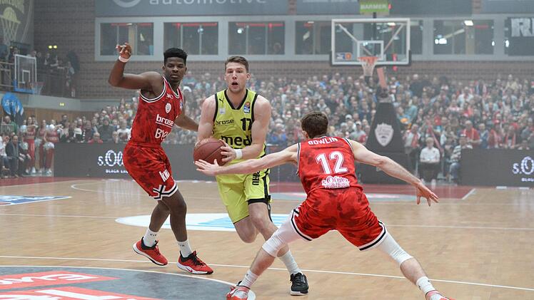 Einen erneut bärenstarken Auftritt legte der Bayreuther Lukas Meisner (Mitte) im Derby in Würzburg hin. Er war mit 22 Punkte bester Bayreuther. Hier setzt er sich gegen Junior Etou (links) und Skyler Bowlin durch. Foto: Peter Mularczyk