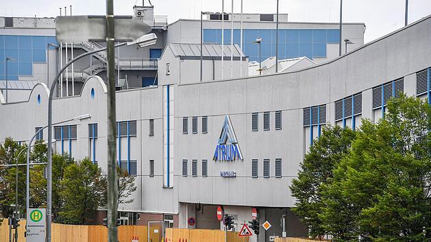 Die 200 Meter lange Parkhausfassade des Atrium soll mindestens zu 70 Prozent begr&uuml;nt, die B&auml;ume vor der Fassade ersetzt werden.  Foto: R. Rinklef