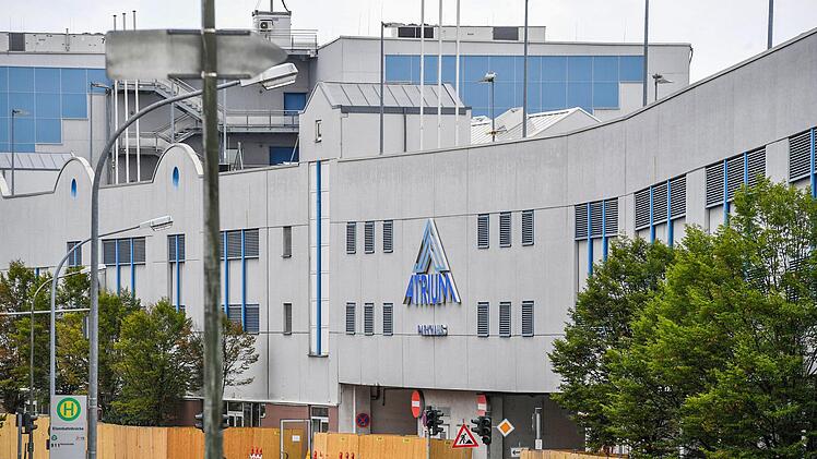 Die 200 Meter lange Parkhausfassade des Atrium soll mindestens zu 70 Prozent begrünt, die Bäume vor der Fassade ersetzt werden.  Foto: R. Rinklef