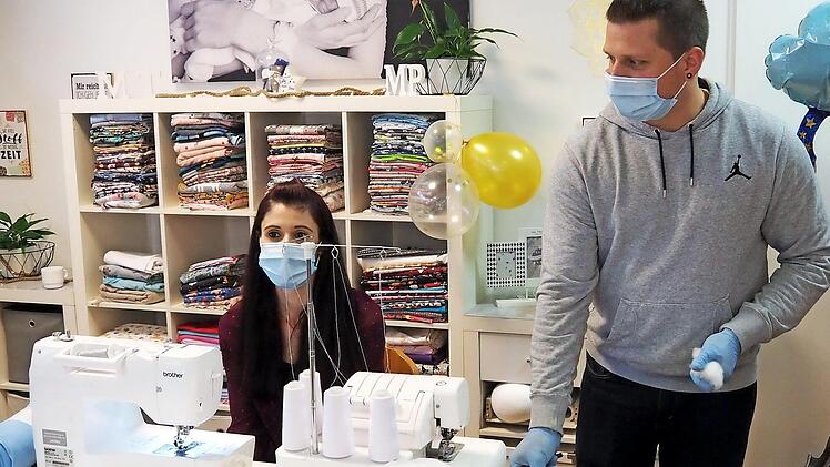 Tanja Kloha an der Nähmaschine zeigt, wie eine Einschlagdecke für Frühchen und Sternenkinder angefertigt wird. Fotos: Andrea Spörlein