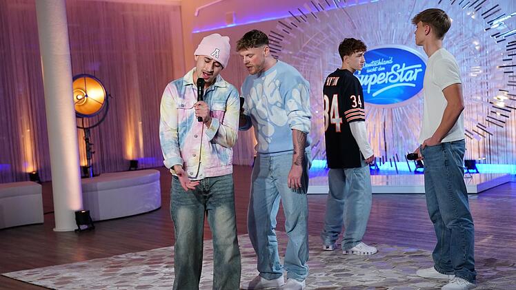 Die neuen Backstreet Boys? Abii, Maric, Tyrell und Timur (von links) klangen bei "I Want It That Way" eher schr&auml;g. Dieter war dennoch "zufrieden".