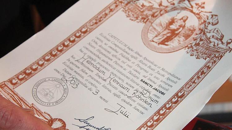 In lateinischer Sprache bekundet die Urkunde, dass Helmut Böhnlein den Jakobsweg komplett erwandert hat - von Knellendorf aus bis nach Santiago de Compostela in Galizien in Spanien