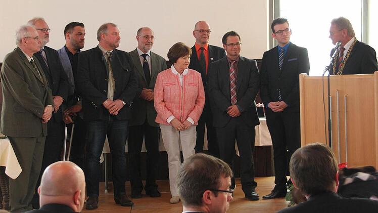 Der Bürgermeister heißt die "Neuen" willkommen.