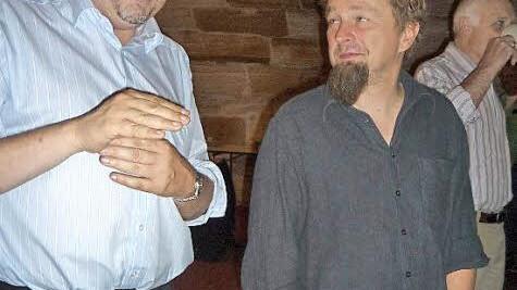 Auch nach dem Vortrag war das Wissen von Daniel Burger gefragt. Er veranschaulichte seine Antworten mit Skizzen - auf die Schnelle auf Servietten. Rechts Georg Brütting von den Altstadtfreunden Foto: E. Görner