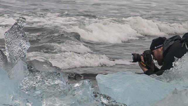 Tobias Köpplinger geht mit seiner Kamera ganz nah ran und nötigenfalls auch in die Brandung rein. Foto: Köpplinger/Hartung