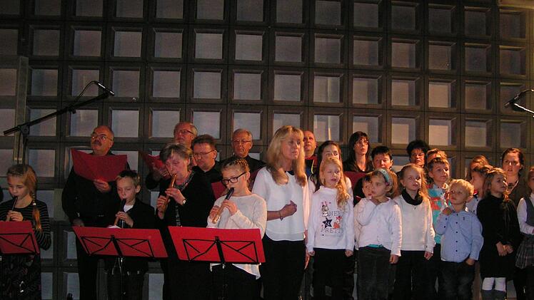 Der Gesamtchor mit Flötenbande, Kindergartenkindern und erwachsenen Sängern Foto: Heidi Amon