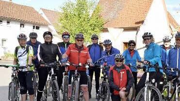Ein Gruppenfoto bei Sonnenschein am Wollbacher "Glöckle". Von hier starten die Mittwochsradler um 18 Uhr ihre wöchentlichen Touren. Foto: Kathrin Kupka-Hahn