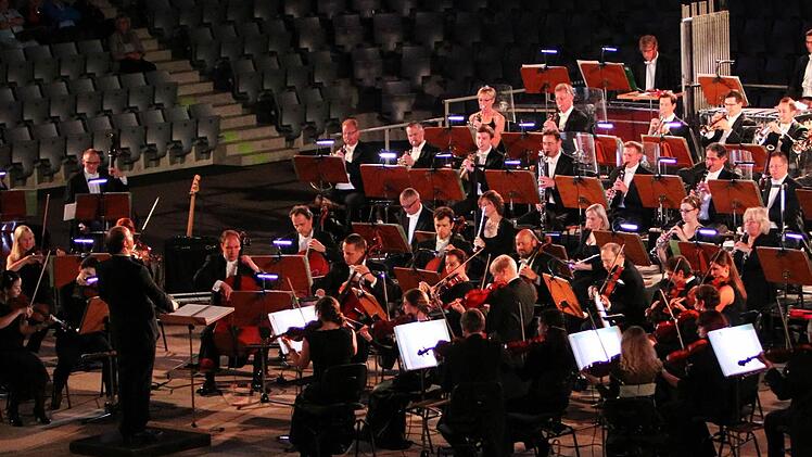 Handball-Sinfonie lautete das Motto eines Gemeinschaftsprojekts zwischen dem Landestheater und dem HSC 2000 Coburg in der HUK-Arena.Foto: Jochen Berger