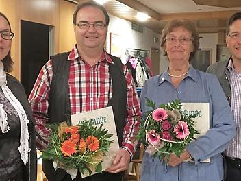 Zweite Vorsitzende Ramona Kerschbaum (l.) und Bürgermeister Karsten Fischkal (r.) ehrten Erika van Lent und Siegfried Prell. Foto: privat