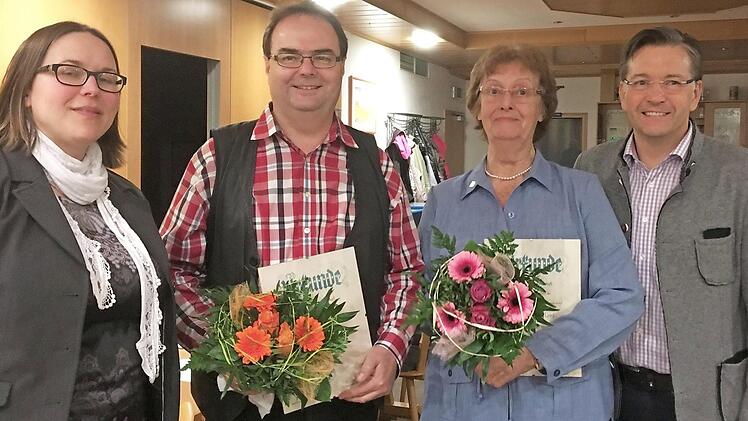 Zweite Vorsitzende Ramona Kerschbaum (l.) und Bürgermeister Karsten Fischkal (r.) ehrten Erika van Lent und Siegfried Prell. Foto: privat