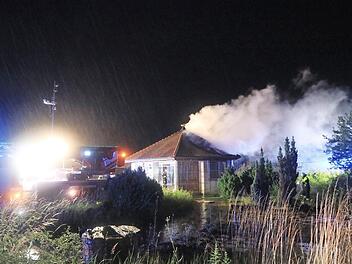 Wohl auf einen Blitzschlag ist dieser Brand auf einem Firmengelände in Trunstadt zurückzuführen. Foto: News 5/Merzbach