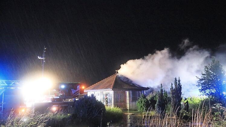 Wohl auf einen Blitzschlag ist dieser Brand auf einem Firmengelände in Trunstadt zurückzuführen. Foto: News 5/Merzbach