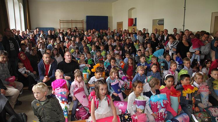 Die Turnhalle der Dr.-Roßbach Grundschule war bis auf dem letzten Platz besetzt.