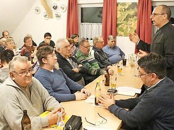 Landrat Christian Meißner erklärt den Kleinziegenfeldern die momentane Situation um das Kleinziegenfelder Tal. Foto: Roland Dietz