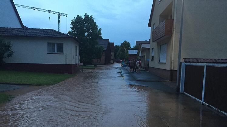 In vielen Orten wie in Diebach sind Straßen überflutet. Foto: Florian Ziegler