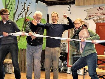 Es ist eine ebenso feurige wie spritzige Satire, die die Laienspielgruppe Neuenmarkt auf die Bühne zaubern will. Es kommt dabei auch zu einer internen Feuerwehrolympiade zwischen den männlichen und weiblichen Aktiven, die bei den Proben eifrig geübt wird. Foto: Werner Reißaus