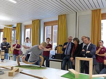 Die Sch&uuml;ler der Schreinermeisterschule stellten die Entw&uuml;rfe vor.  Foto: p