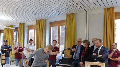 Die Sch&uuml;ler der Schreinermeisterschule stellten die Entw&uuml;rfe vor.  Foto: p