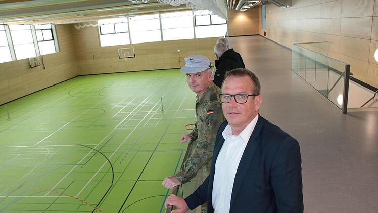 Standortältester Stefan Josef Leonhard und Matthias Hümmler vom Bundeswehrdienstleistungszentrum in der neuen Zweifach-Turnhalle der Saaleck-Kaserne Hammelburg. Foto: Ralf Ruppert
